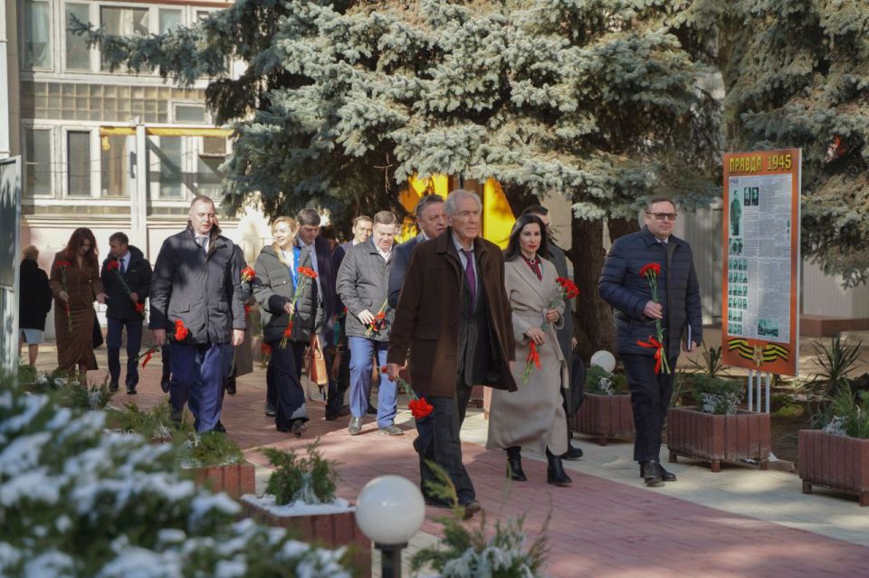 Делегация представителей Совета Федерации Федерального Собрания РФ посетила Республику Крым с рабочим визитом Делегация представителей Совета Федерации Федерального Собрания РФ посетила Республику Крым с рабочим визитом