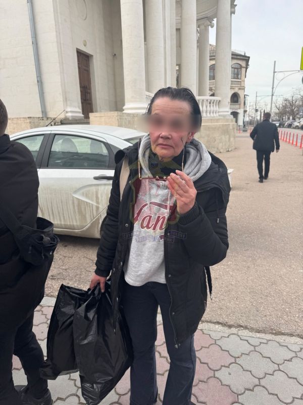 Женщина грела ноги на Вечном огне в Севастополе