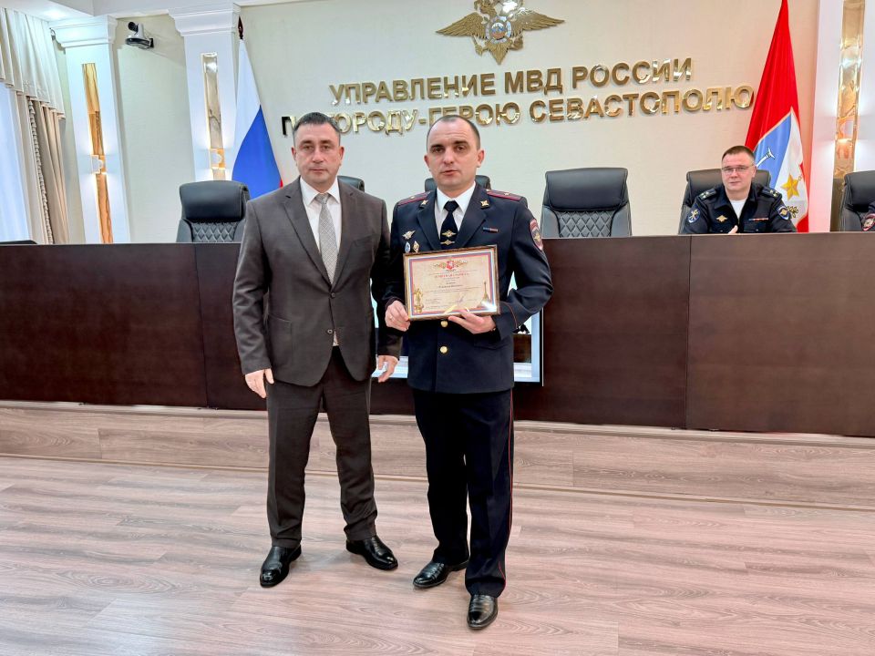 Начальник УМВД России по г.Севастополю генерал-майор полиции Сергей Сигунов вручил ведомственные награды сотрудникам подразделений по охране общественной безопасности Начальник УМВД России по г.Севастополю генерал-майор полиции Сергей Сигунов вручил ведомственные награды сотрудникам подразделений по охране общественной безопасности