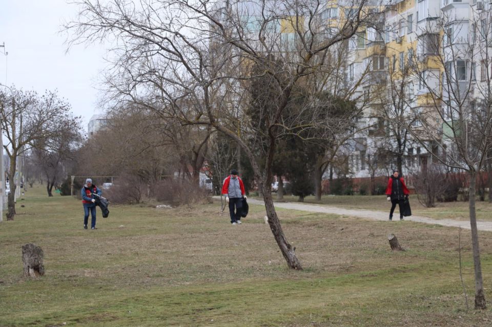 Продолжается систематическая уборка межквартальных пространств бригадами в красных жилетах Продолжается систематическая уборка межквартальных пространств бригадами в красных жилетах