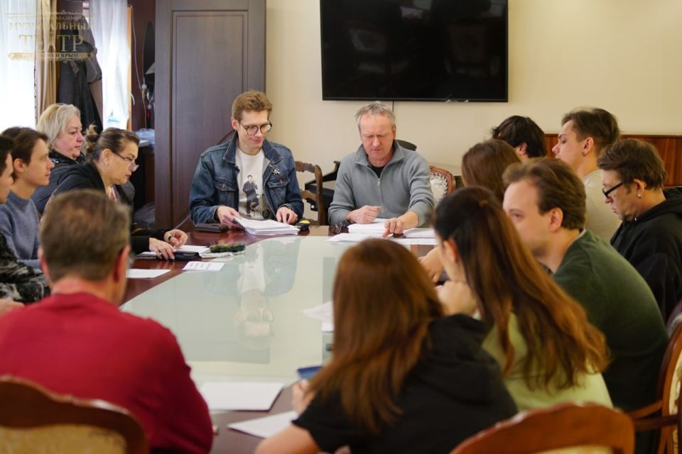 Помните эти сосредоточенные взгляды в листы бумаги?