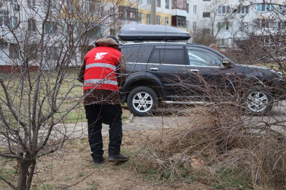 Продолжается систематическая уборка межквартальных пространств бригадами в красных жилетах Продолжается систематическая уборка межквартальных пространств бригадами в красных жилетах