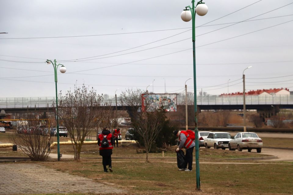 Продолжается систематическая уборка межквартальных пространств бригадами в красных жилетах Продолжается систематическая уборка межквартальных пространств бригадами в красных жилетах