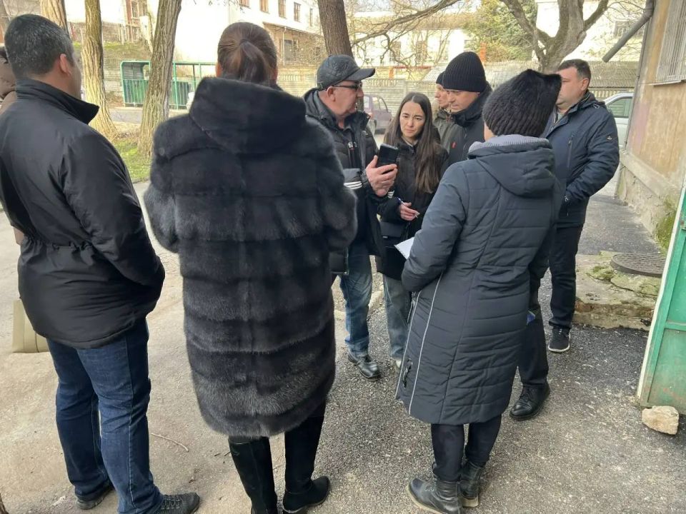 Продолжается практика проведения выездных встреч с жителями Продолжается практика проведения выездных встреч с жителями