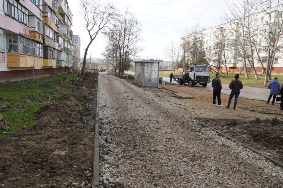 Глава администрации Олег Каторгин проинспектировал работы по обустройству пешеходной аллеи вдоль многоквартирных домов в районе ул. Блюхера, 4. В настоящий момент здесь производится заливка бортового камня, отсыпка... Глава администрации Олег Каторгин проинспектировал работы по обустройству пешеходной аллеи вдоль многоквартирных домов в районе ул. Блюхера, 4. В настоящий момент здесь производится заливка бортового камня, отсыпка...