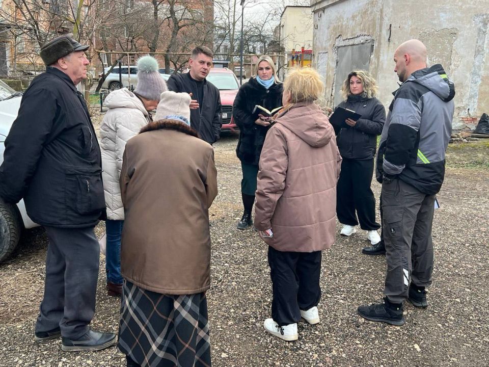 Во дворах керчан проходят выездные встречи по проблемным вопросам Во дворах керчан проходят выездные встречи по проблемным вопросам