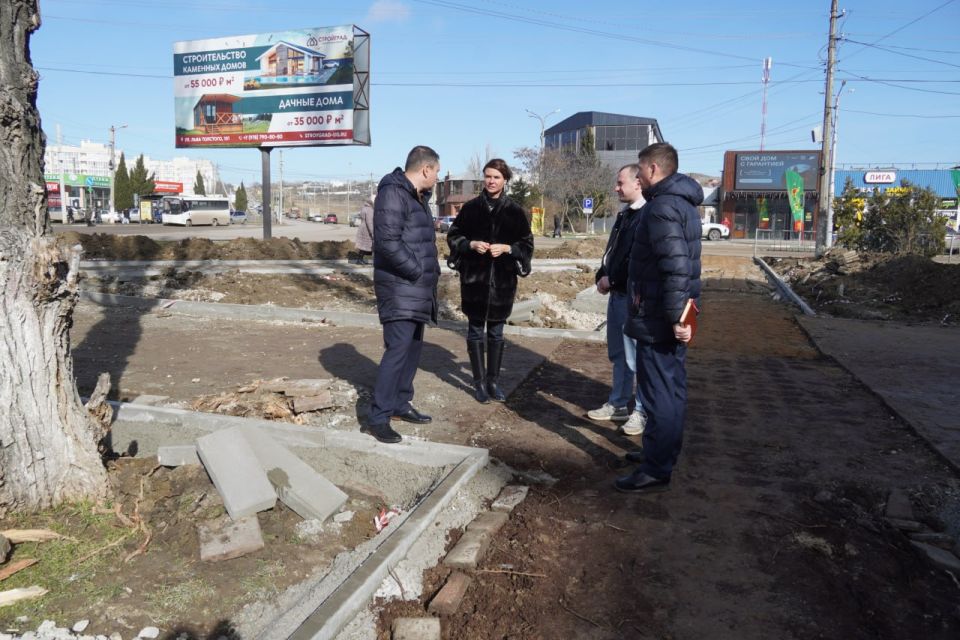 Глава администрации Олег Каторгин проинспектировал работы по обустройству пешеходной аллеи вдоль многоквартирных домов в районе ул. Блюхера, 4. В настоящий момент здесь производится заливка бортового камня, отсыпка... Глава администрации Олег Каторгин проинспектировал работы по обустройству пешеходной аллеи вдоль многоквартирных домов в районе ул. Блюхера, 4. В настоящий момент здесь производится заливка бортового камня, отсыпка...