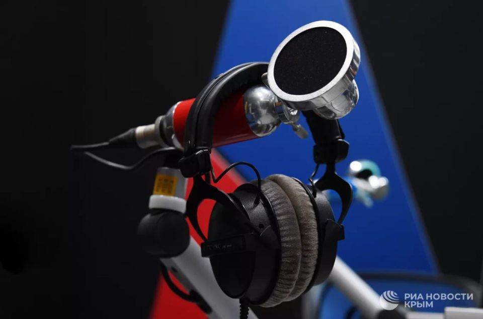 Отгадаете загадку?. "Телевизору он брат, ловит новости подряд, и болтает без умолку, облюбовав на кухне полку" Конечно же речь о радио