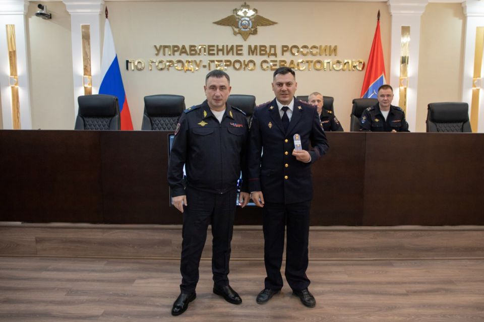 Начальник УМВД России по г.Севастополю генерал-майор полиции Сергей Сигунов вручил новые погоны сотрудникам ОВД, получившим очередные специальные звания Начальник УМВД России по г.Севастополю генерал-майор полиции Сергей Сигунов вручил новые погоны сотрудникам ОВД, получившим очередные специальные звания