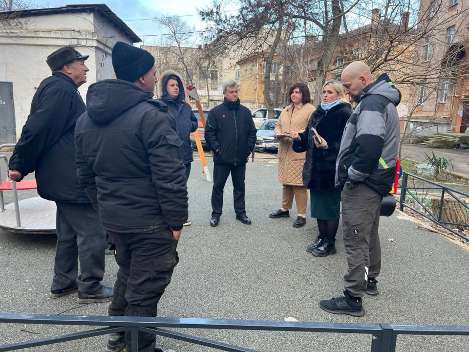 Во дворах керчан проходят выездные встречи по проблемным вопросам Во дворах керчан проходят выездные встречи по проблемным вопросам
