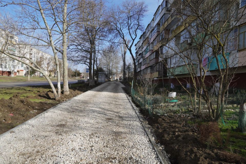 Глава администрации Олег Каторгин проинспектировал работы по обустройству пешеходной аллеи вдоль многоквартирных домов в районе ул. Блюхера, 4. В настоящий момент здесь производится заливка бортового камня, отсыпка... Глава администрации Олег Каторгин проинспектировал работы по обустройству пешеходной аллеи вдоль многоквартирных домов в районе ул. Блюхера, 4. В настоящий момент здесь производится заливка бортового камня, отсыпка...