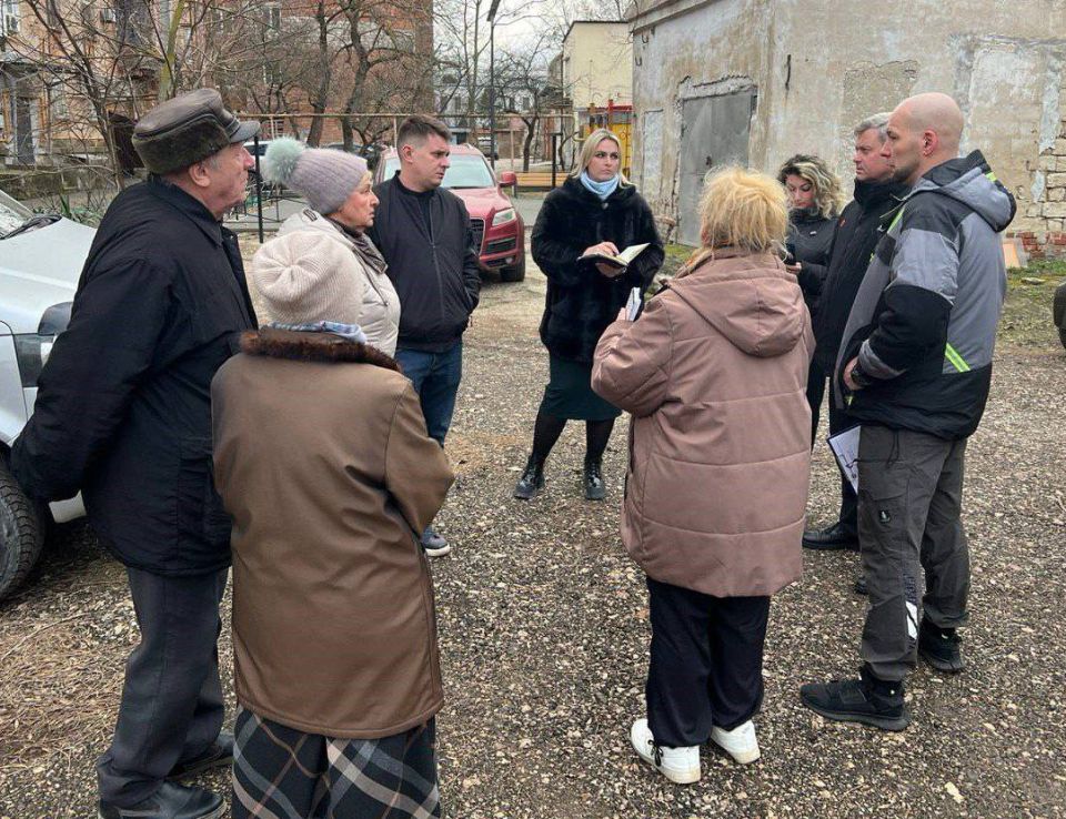 Во дворах керчан проходят выездные встречи по проблемным вопросам Во дворах керчан проходят выездные встречи по проблемным вопросам