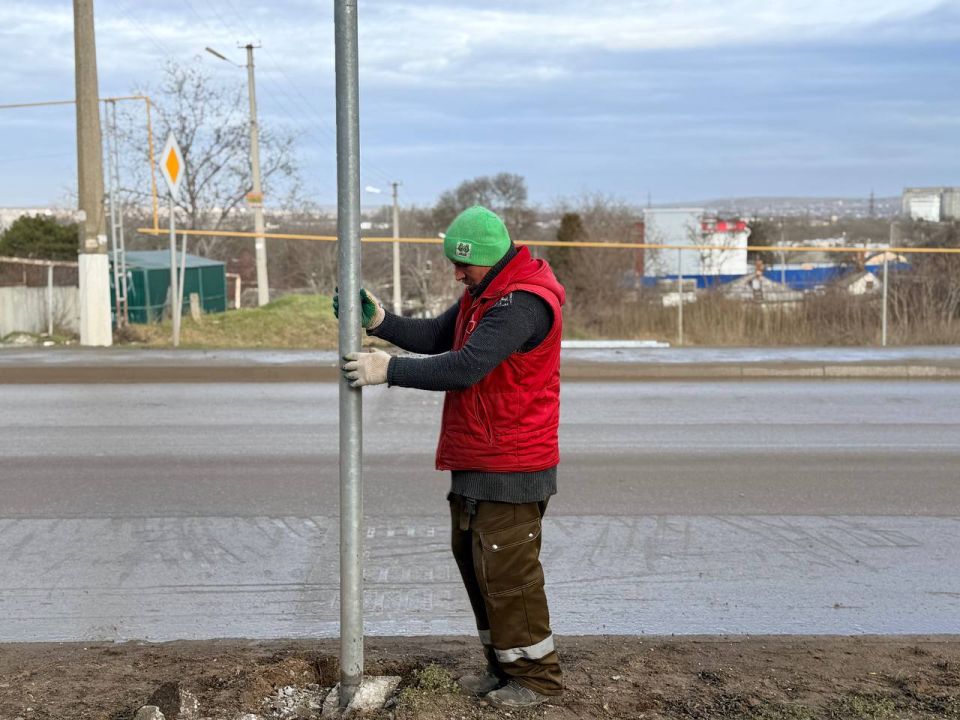 Сотрудники Службы городского хозяйства ведут плановую работу по установке новых дорожных знаков там, где их не хватало, а также демонтируют устаревшие конструкции Сотрудники Службы городского хозяйства ведут плановую работу по установке новых дорожных знаков там, где их не хватало, а также демонтируют устаревшие конструкции