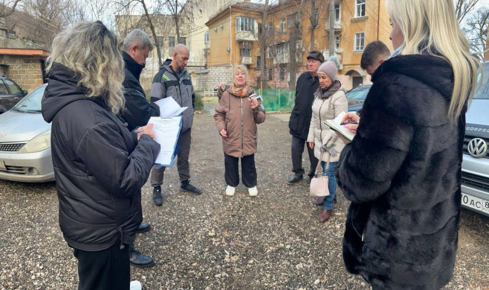 Во дворах керчан проходят выездные встречи по проблемным вопросам Во дворах керчан проходят выездные встречи по проблемным вопросам