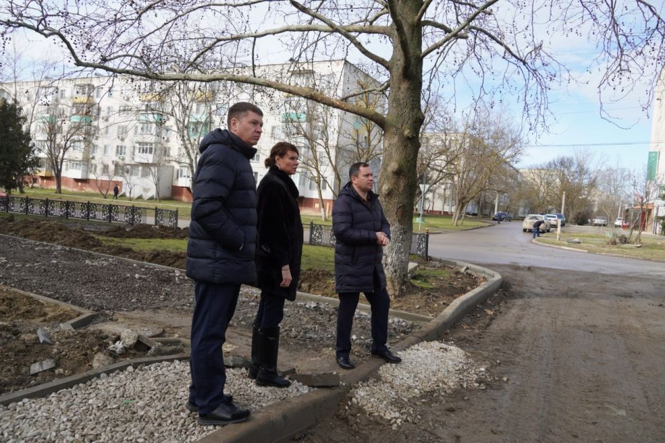 Глава администрации Олег Каторгин проинспектировал работы по обустройству пешеходной аллеи вдоль многоквартирных домов в районе ул. Блюхера, 4. В настоящий момент здесь производится заливка бортового камня, отсыпка...