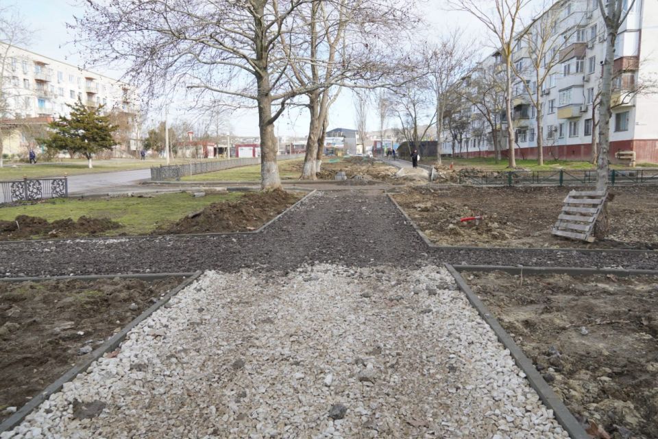 Глава администрации Олег Каторгин проинспектировал работы по обустройству пешеходной аллеи вдоль многоквартирных домов в районе ул. Блюхера, 4. В настоящий момент здесь производится заливка бортового камня, отсыпка... Глава администрации Олег Каторгин проинспектировал работы по обустройству пешеходной аллеи вдоль многоквартирных домов в районе ул. Блюхера, 4. В настоящий момент здесь производится заливка бортового камня, отсыпка...