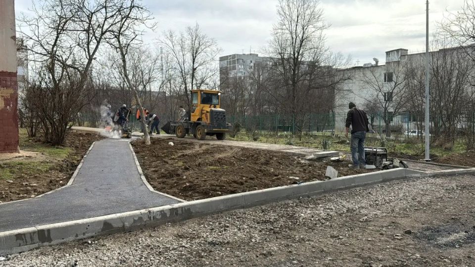 Олег Каторгин: Работы по благоустройству территории домов № 16, 18, 20 по ул. Генерала Петрова и № 3 по ул. Сморжевского близятся к завершению