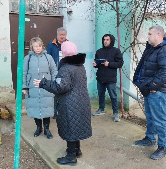 Во дворах керчан проходят выездные встречи по проблемным вопросам