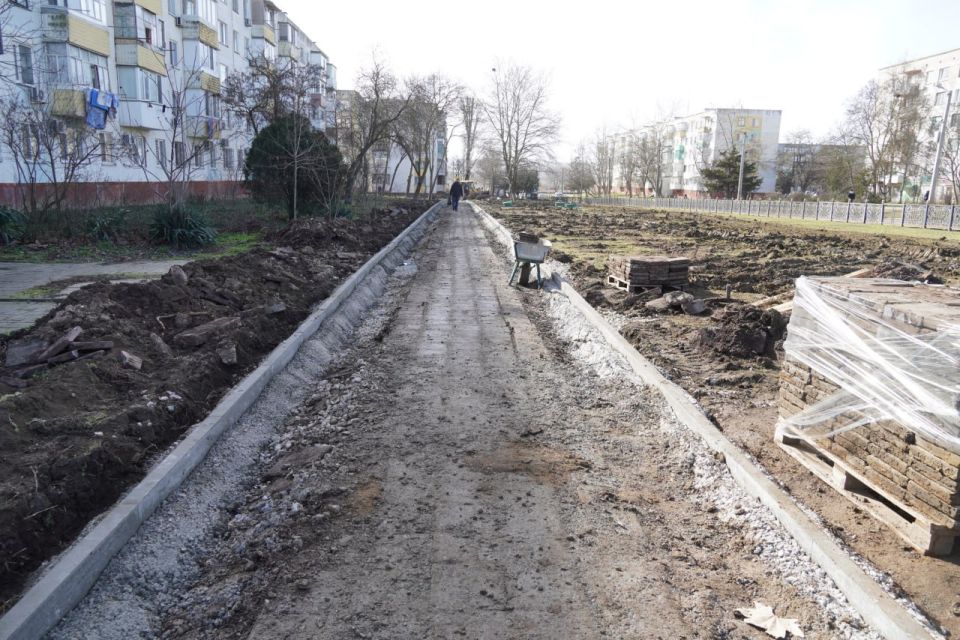 Глава администрации Олег Каторгин проинспектировал работы по обустройству пешеходной аллеи вдоль многоквартирных домов в районе ул. Блюхера, 4. В настоящий момент здесь производится заливка бортового камня, отсыпка... Глава администрации Олег Каторгин проинспектировал работы по обустройству пешеходной аллеи вдоль многоквартирных домов в районе ул. Блюхера, 4. В настоящий момент здесь производится заливка бортового камня, отсыпка...