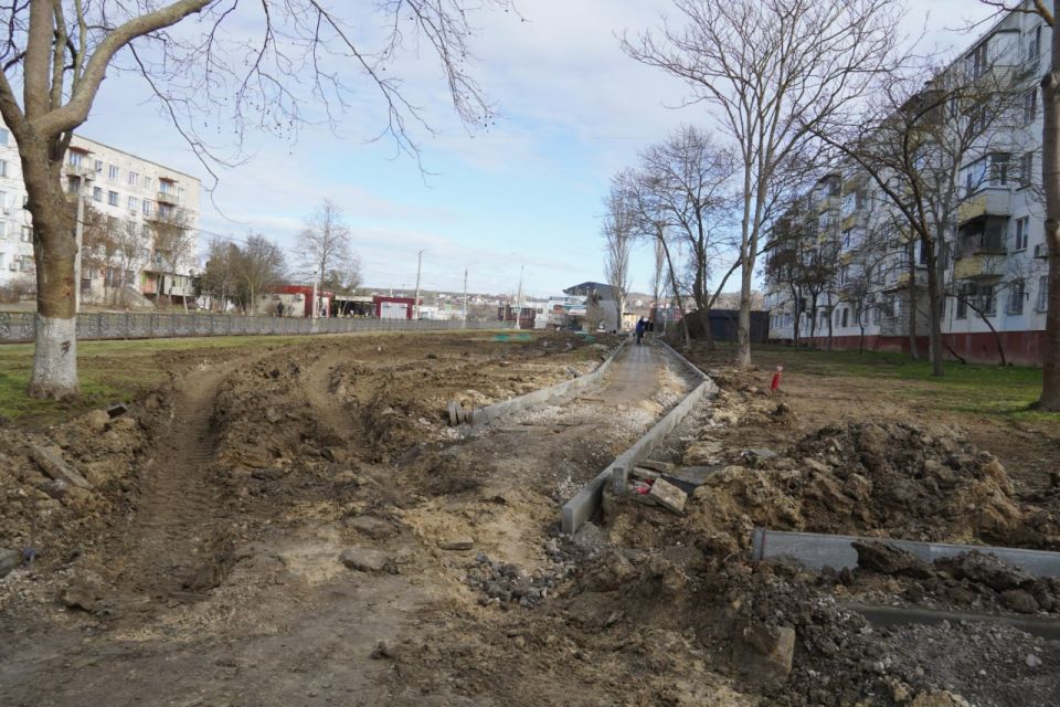 Глава администрации Олег Каторгин проинспектировал работы по обустройству пешеходной аллеи вдоль многоквартирных домов в районе ул. Блюхера, 4. В настоящий момент здесь производится заливка бортового камня, отсыпка... Глава администрации Олег Каторгин проинспектировал работы по обустройству пешеходной аллеи вдоль многоквартирных домов в районе ул. Блюхера, 4. В настоящий момент здесь производится заливка бортового камня, отсыпка...