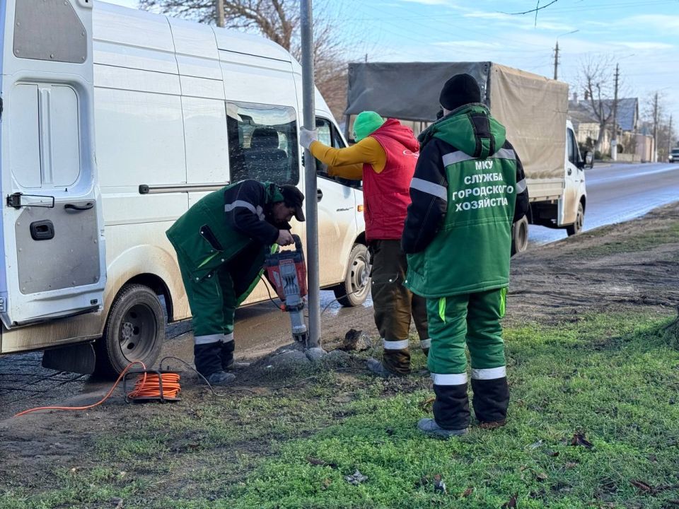 Сотрудники Службы городского хозяйства ведут плановую работу по установке новых дорожных знаков там, где их не хватало, а также демонтируют устаревшие конструкции Сотрудники Службы городского хозяйства ведут плановую работу по установке новых дорожных знаков там, где их не хватало, а также демонтируют устаревшие конструкции