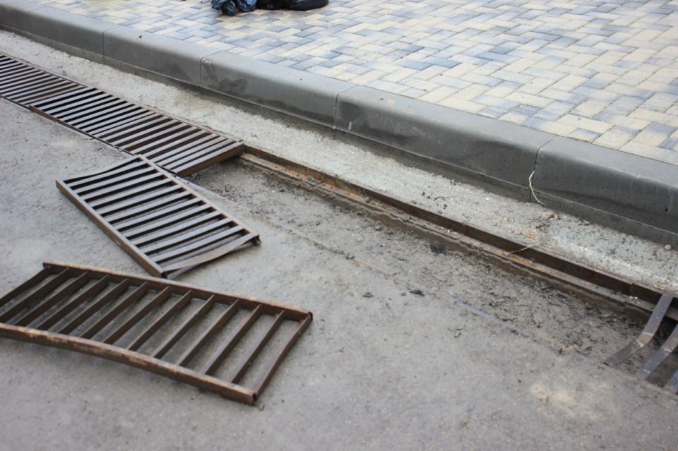 В городе ведется системная работа по содержанию и очистке ливневых канализаций В городе ведется системная работа по содержанию и очистке ливневых канализаций