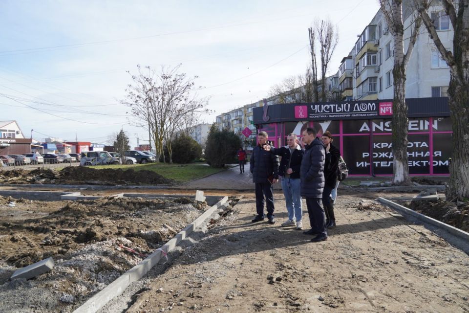 Глава администрации Олег Каторгин проинспектировал работы по обустройству пешеходной аллеи вдоль многоквартирных домов в районе ул. Блюхера, 4. В настоящий момент здесь производится заливка бортового камня, отсыпка... Глава администрации Олег Каторгин проинспектировал работы по обустройству пешеходной аллеи вдоль многоквартирных домов в районе ул. Блюхера, 4. В настоящий момент здесь производится заливка бортового камня, отсыпка...