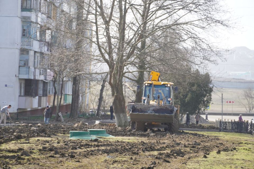 Глава администрации Олег Каторгин проинспектировал работы по обустройству пешеходной аллеи вдоль многоквартирных домов в районе ул. Блюхера, 4. В настоящий момент здесь производится заливка бортового камня, отсыпка... Глава администрации Олег Каторгин проинспектировал работы по обустройству пешеходной аллеи вдоль многоквартирных домов в районе ул. Блюхера, 4. В настоящий момент здесь производится заливка бортового камня, отсыпка...