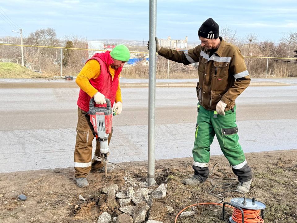Сотрудники Службы городского хозяйства ведут плановую работу по установке новых дорожных знаков там, где их не хватало, а также демонтируют устаревшие конструкции Сотрудники Службы городского хозяйства ведут плановую работу по установке новых дорожных знаков там, где их не хватало, а также демонтируют устаревшие конструкции