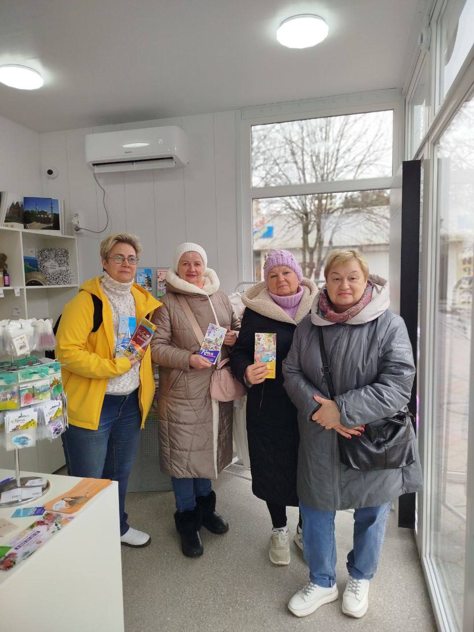 Привет, друзья!. В #тицевпатории шумно и весело — к нам заходит много гостей! Ктото спрашивает про экскурсии, ктото ищет карту города, а ктото уже гордо носит наши худи (приятно ли нам? очень) Если вы ещё не заглянули к нам... Привет, друзья!. В #тицевпатории шумно и весело — к нам заходит много гостей! Ктото спрашивает про экскурсии, ктото ищет карту города, а ктото уже гордо носит наши худи (приятно ли нам? очень) Если вы ещё не заглянули к нам...