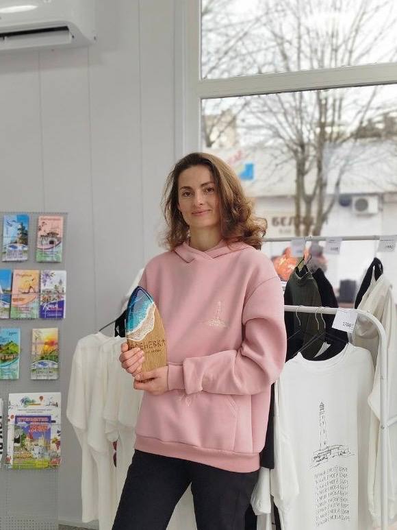 Привет, друзья!. В #тицевпатории шумно и весело — к нам заходит много гостей! Ктото спрашивает про экскурсии, ктото ищет карту города, а ктото уже гордо носит наши худи (приятно ли нам? очень) Если вы ещё не заглянули к нам...