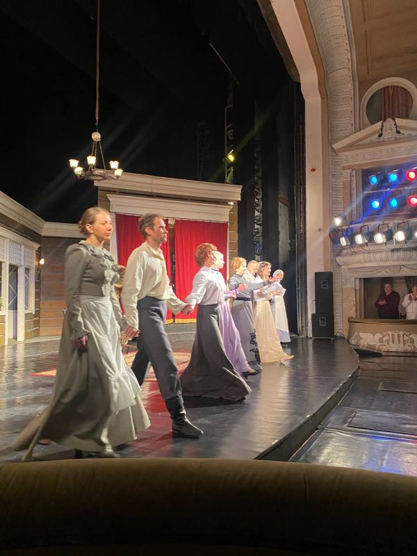 Иван Мезюхо: Последний раз я смотрел театральную постановку «Вассы Железновой» ещё в юности — в том возрасте, когда, пожалуй, невозможно в полной мере оценить весь психологизм, всю палитру сюжетных линий трагедии Максима... Иван Мезюхо: Последний раз я смотрел театральную постановку «Вассы Железновой» ещё в юности — в том возрасте, когда, пожалуй, невозможно в полной мере оценить весь психологизм, всю палитру сюжетных линий трагедии Максима...