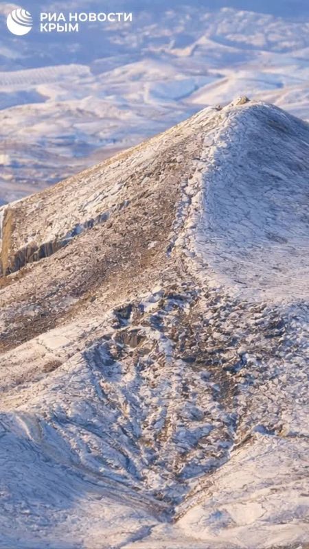 Почти весь берег Восточного Крыма изрезан мысами и живописными холмами