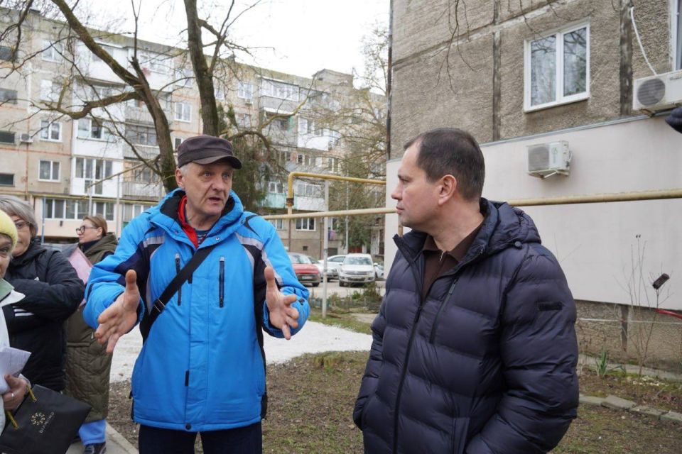 Сегодня Олег Николаевич встретился с жителями по вопросу организации парковки на ул. Щорса, 3, с которым керчанка обратилась ко мне на личном приеме Сегодня Олег Николаевич встретился с жителями по вопросу организации парковки на ул. Щорса, 3, с которым керчанка обратилась ко мне на личном приеме