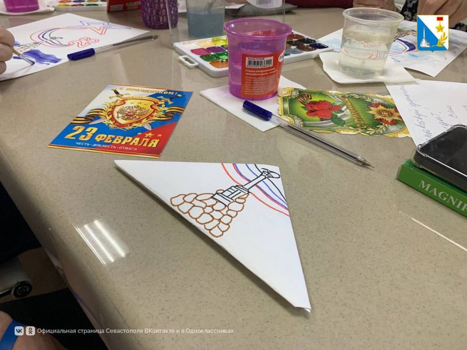 Подопечные севастопольского центра соцобслуживания изготовили открытки для участников СВО Подопечные севастопольского центра соцобслуживания изготовили открытки для участников СВО