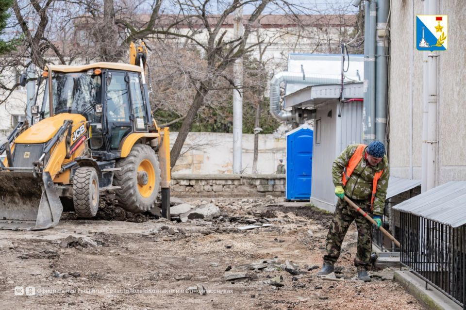Во дворе дома № 60 на улице Льва Толстого ремонтируют внутриквартальную дорогу Во дворе дома № 60 на улице Льва Толстого ремонтируют внутриквартальную дорогу