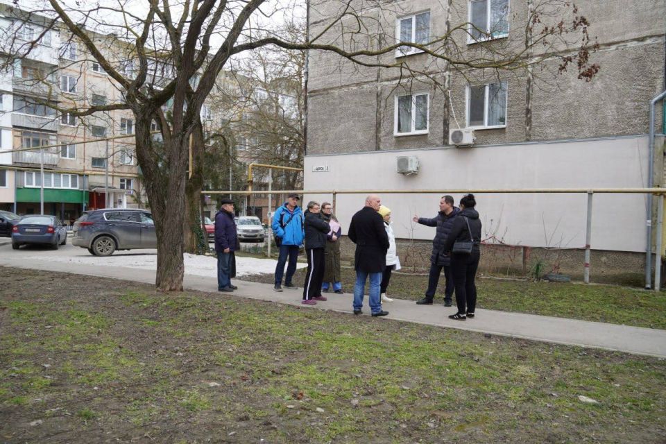 Сегодня Олег Николаевич встретился с жителями по вопросу организации парковки на ул. Щорса, 3, с которым керчанка обратилась ко мне на личном приеме Сегодня Олег Николаевич встретился с жителями по вопросу организации парковки на ул. Щорса, 3, с которым керчанка обратилась ко мне на личном приеме