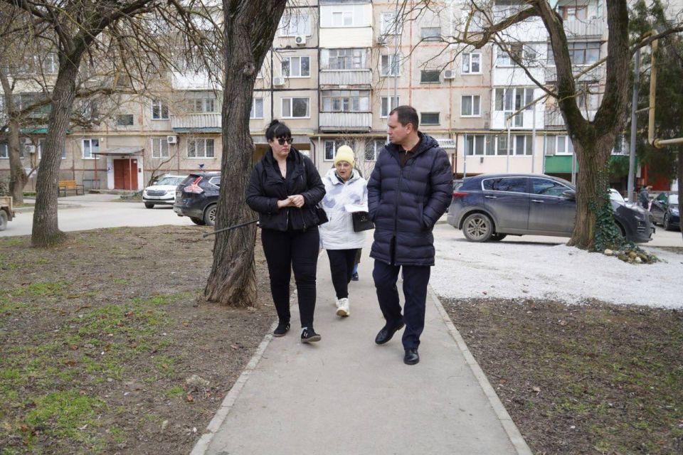 Сегодня Олег Николаевич встретился с жителями по вопросу организации парковки на ул. Щорса, 3, с которым керчанка обратилась ко мне на личном приеме Сегодня Олег Николаевич встретился с жителями по вопросу организации парковки на ул. Щорса, 3, с которым керчанка обратилась ко мне на личном приеме