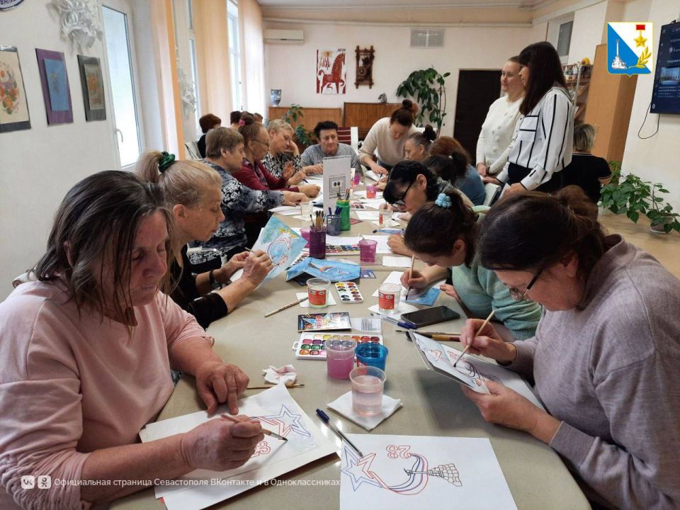 Подопечные севастопольского центра соцобслуживания изготовили открытки для участников СВО Подопечные севастопольского центра соцобслуживания изготовили открытки для участников СВО