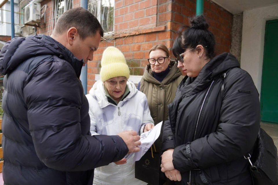 Сегодня Олег Николаевич встретился с жителями по вопросу организации парковки на ул. Щорса, 3, с которым керчанка обратилась ко мне на личном приеме Сегодня Олег Николаевич встретился с жителями по вопросу организации парковки на ул. Щорса, 3, с которым керчанка обратилась ко мне на личном приеме