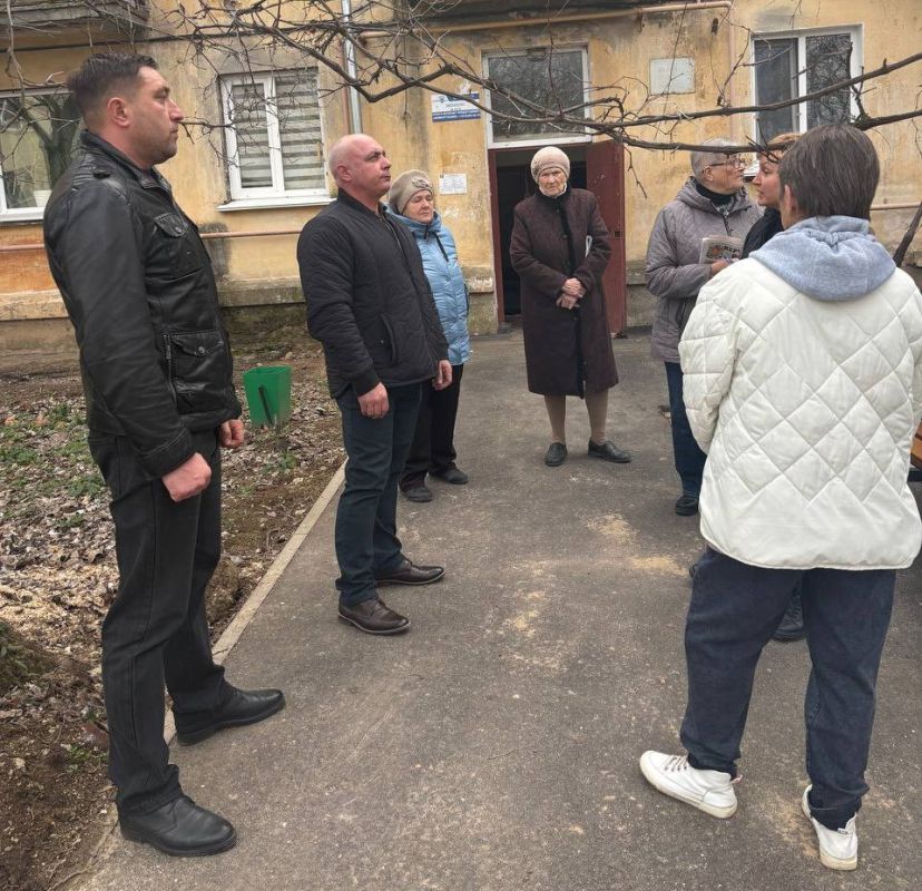 Заместители главы администрации продолжают встречи с жителями МКД Заместители главы администрации продолжают встречи с жителями МКД