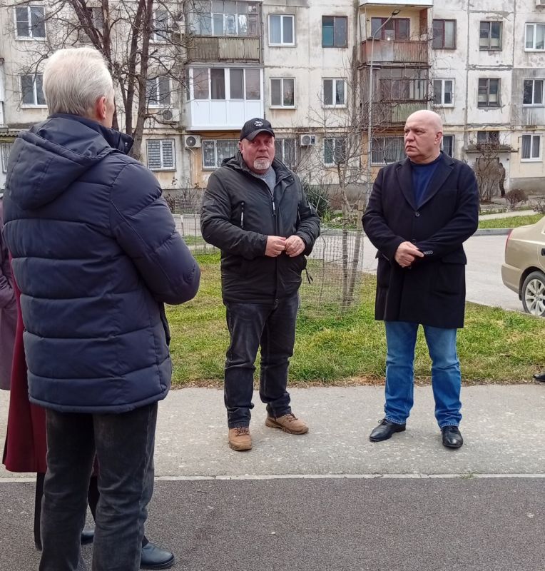 Заместители главы администрации продолжают встречи с жителями МКД Заместители главы администрации продолжают встречи с жителями МКД