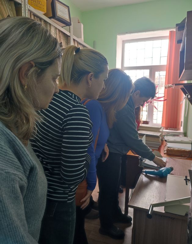 Нижнегорские библиотекари с экскурсией посетили архивный отдел Нижнегорские библиотекари с экскурсией посетили архивный отдел