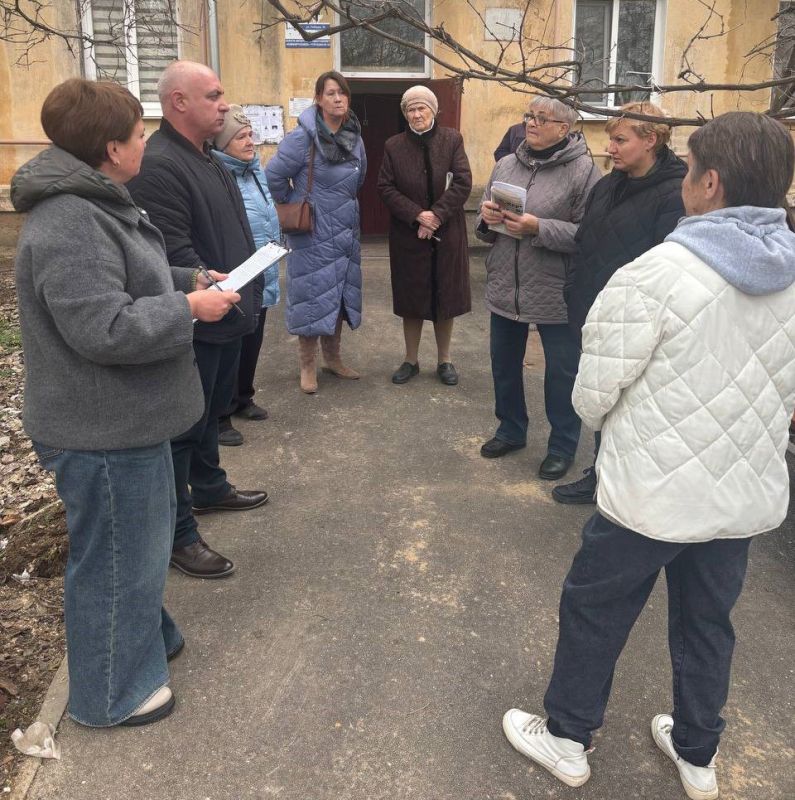Заместители главы администрации продолжают встречи с жителями МКД Заместители главы администрации продолжают встречи с жителями МКД