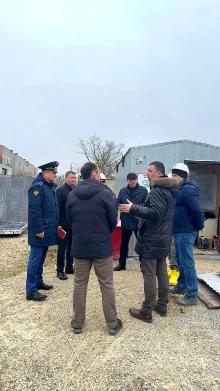 Заместитель председателя Госкомнаца Крыма Рефат Дердаров осмотрел строительство социально-важных объектов в Керчи и Ленинском районе