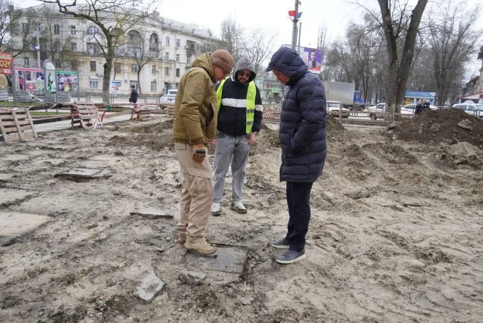 Глава администрации Керчи Олег Каторгин посетил общественную территорию у школы искусств им. Романа Сердюка, где сейчас в активной фазе работы по благоустройству