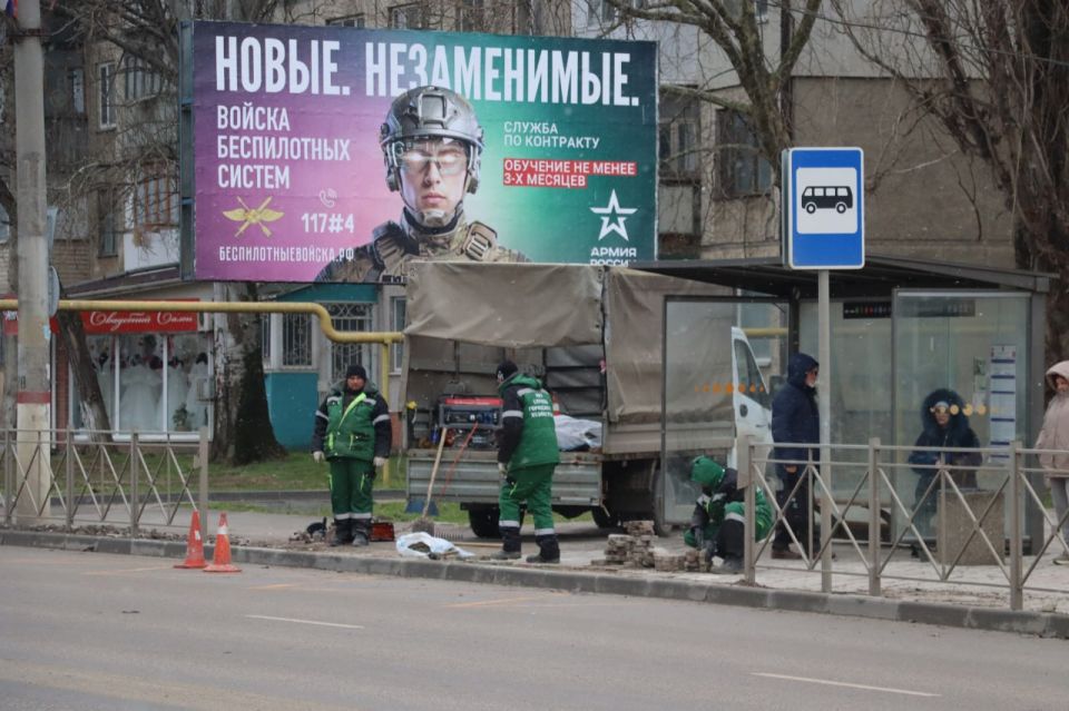 Сотрудники Службы городского хозяйства восстанавливают плиточное покрытие у остановки «Билетные кассы»
