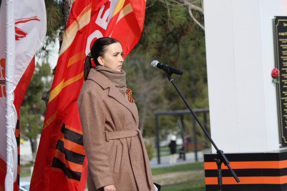 Ольга Урайкина: Сегодня состоялась церемония возложения цветов к памятному знаку "Наши герои СВО" на Аллее славы и к мемориалу «Вечный огонь», расположенному на территории Братского воинского кладбища советских воинов Ольга Урайкина: Сегодня состоялась церемония возложения цветов к памятному знаку "Наши герои СВО" на Аллее славы и к мемориалу «Вечный огонь», расположенному на территории Братского воинского кладбища советских воинов