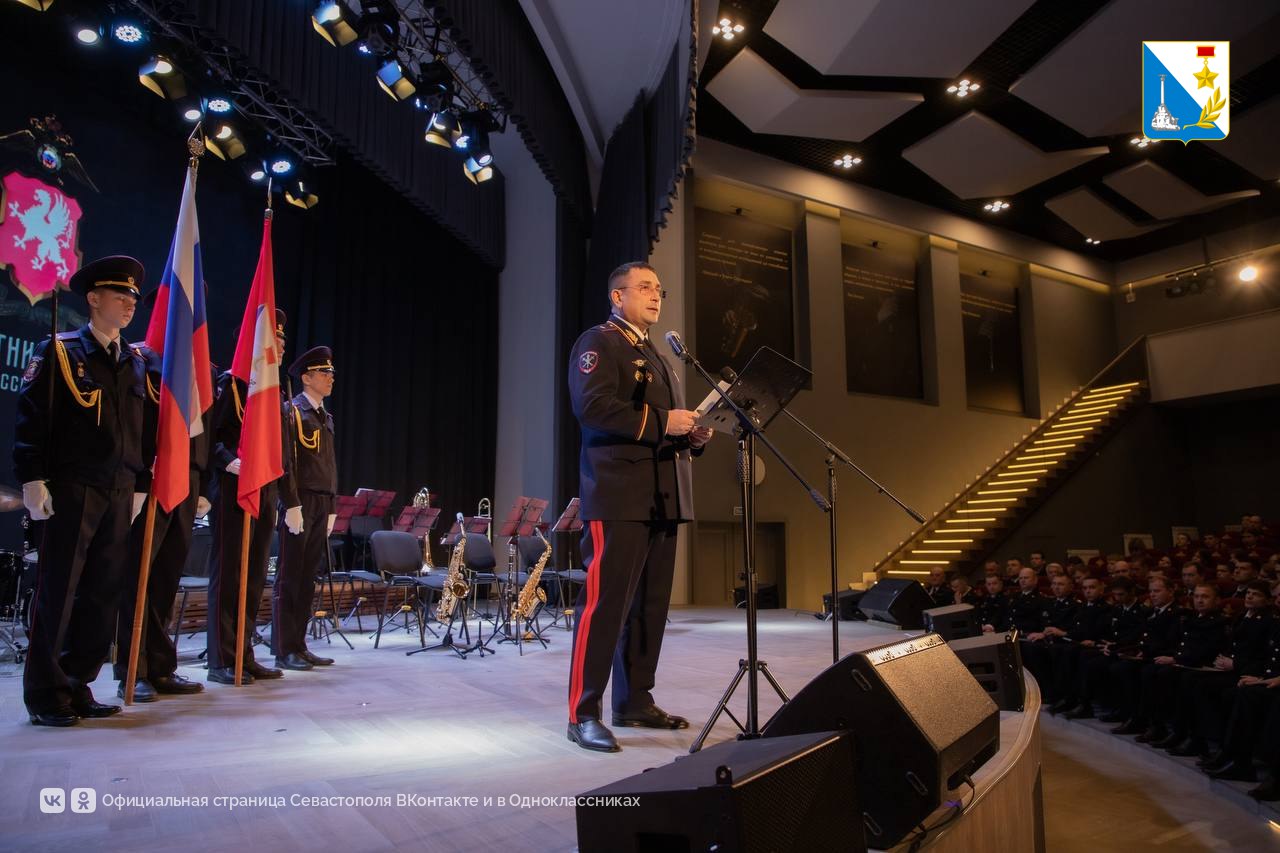 Михаил Развожаев вручил почётные грамоты и благодарности сотрудникам севастопольской полиции Михаил Развожаев вручил почётные грамоты и благодарности сотрудникам севастопольской полиции