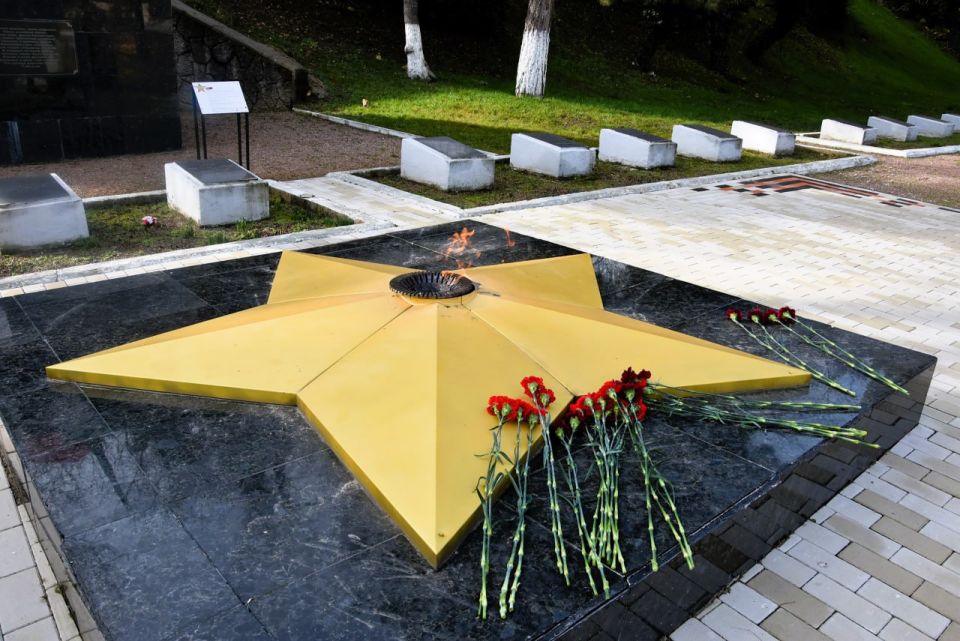 Накануне Дня защитника Отечества в Бахчисарае возложили цветы к памятным знакам Накануне Дня защитника Отечества в Бахчисарае возложили цветы к памятным знакам